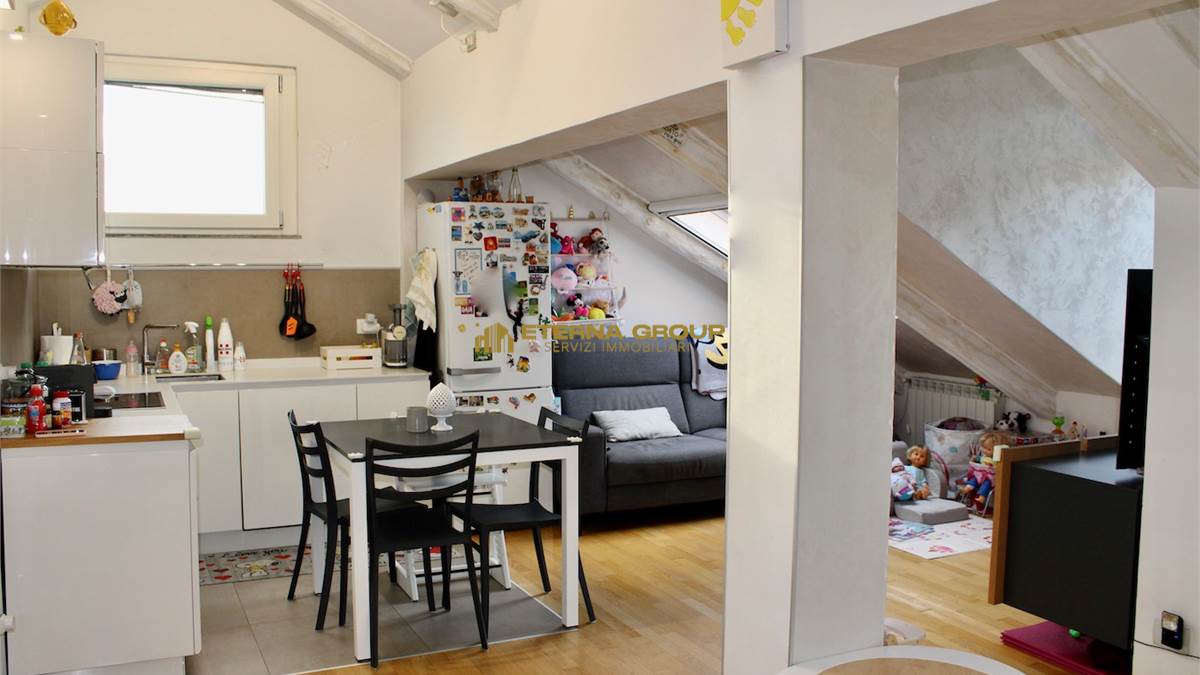 ZONA GIORNO CON CUCINA A VISTA